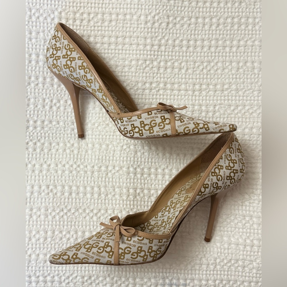 Vintage BCBG ALL Over Monogram Pointed Toe Heels & Leather Bows Women’s Size 9 - Picture 6 of 11
